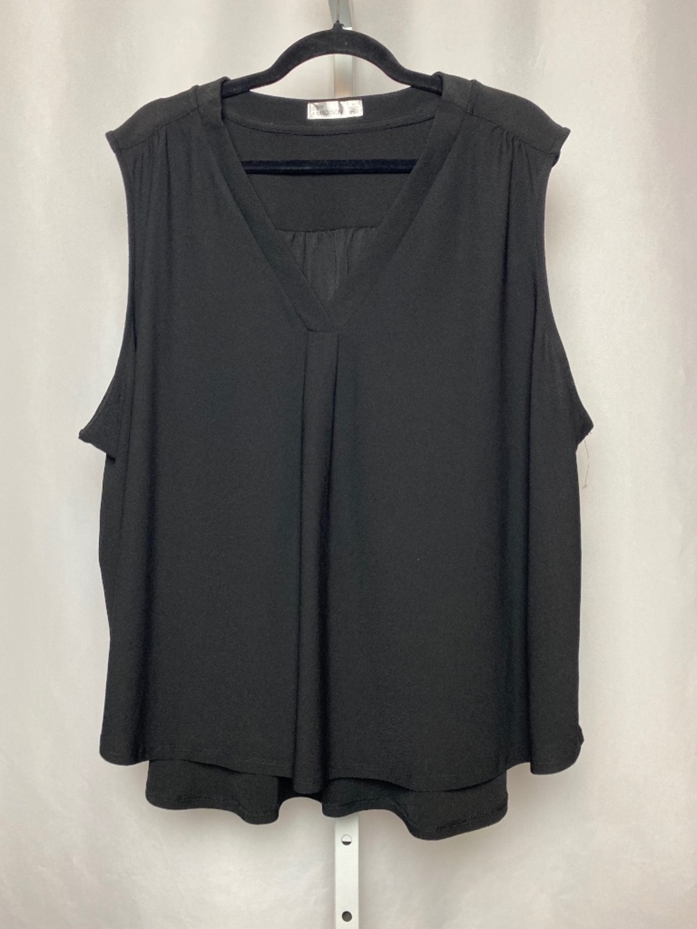 NWOT 89th & Madison Womenʻs Plus Size Black Sleeveless V-Neckline Blouse 3X